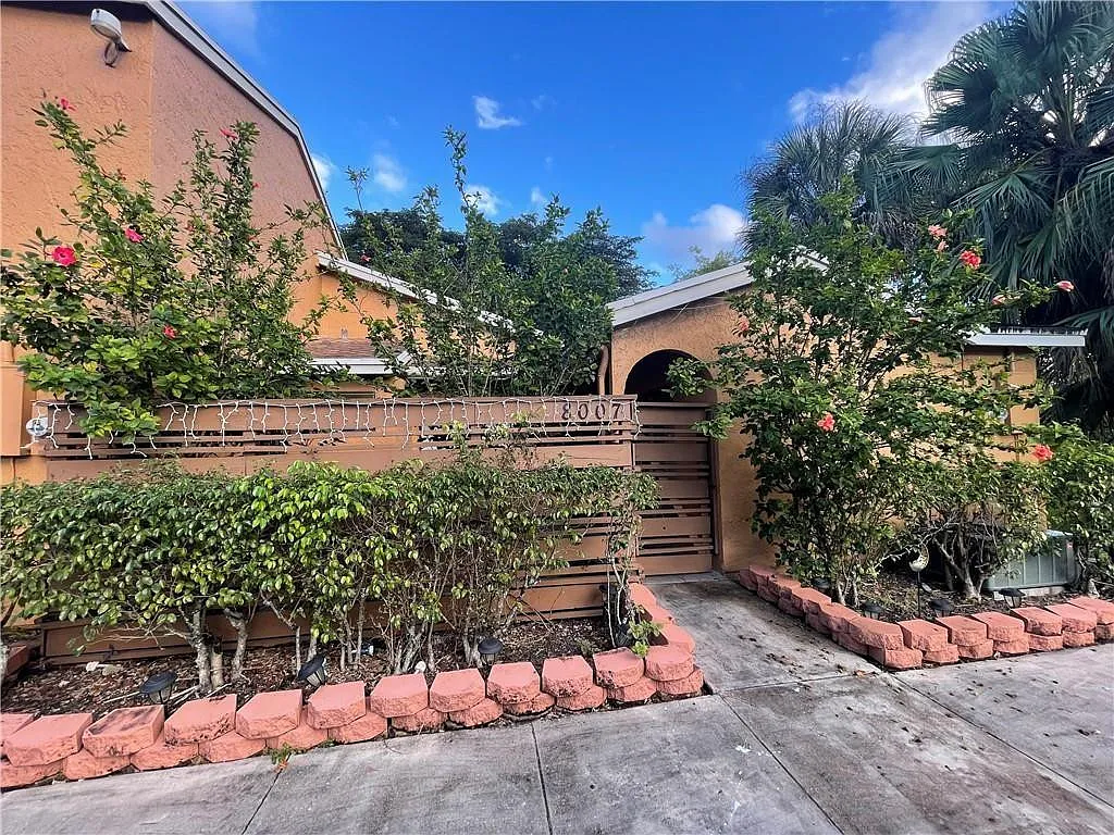 2 bed, 2.0 bath, 903 sqft, $2,200 — Photo 1