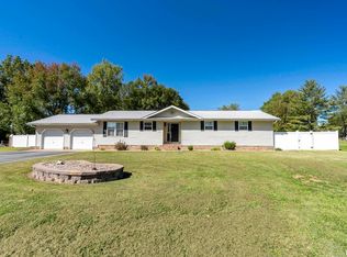 913 E 15th St, Christopher, IL 62822