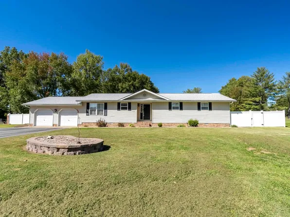 913 E 15th St, Christopher, IL 62822