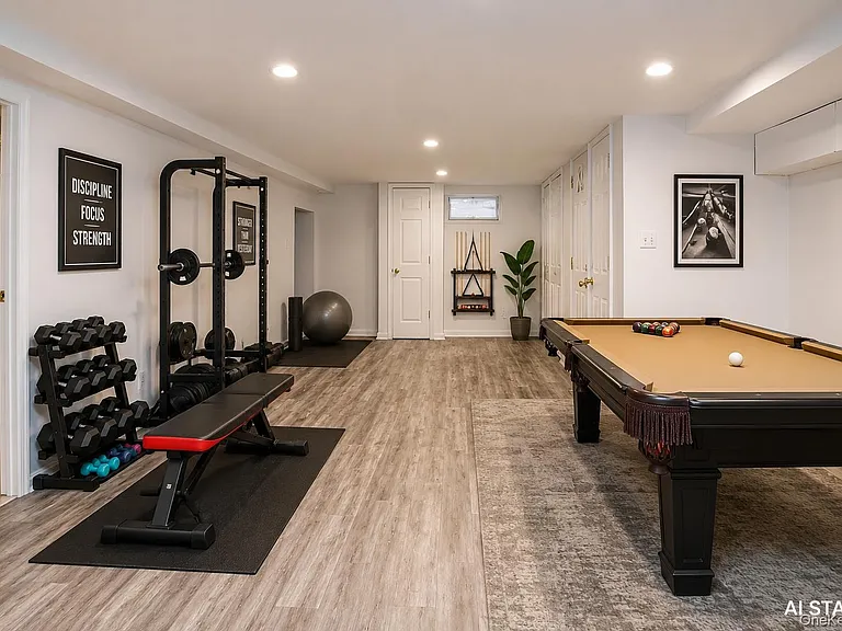 121 Manhasset Ave — Photo 32