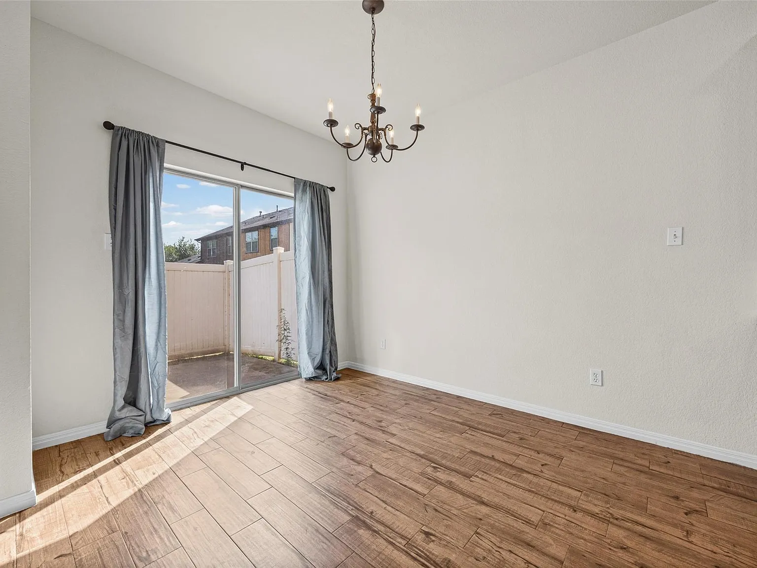 3 bed, 2.5 bath, 1821 sqft, $2,000 — Photo 4