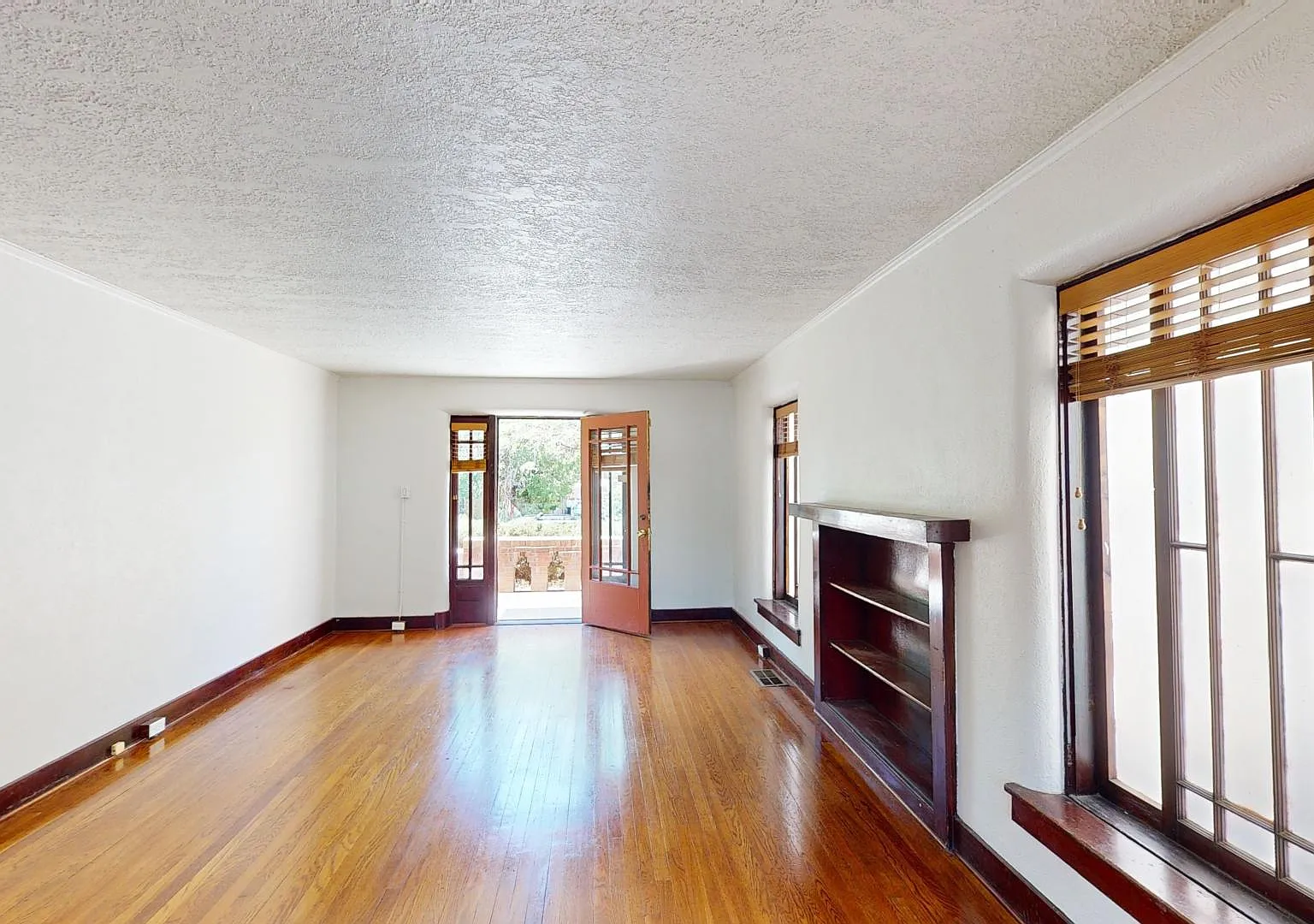 1200 SF 2 Bedroom, 1st Floor Victorian Charmer — Photo 4