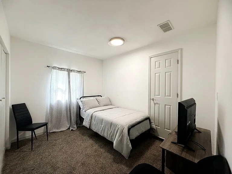 636 Rainbow Blvd — Photo 8