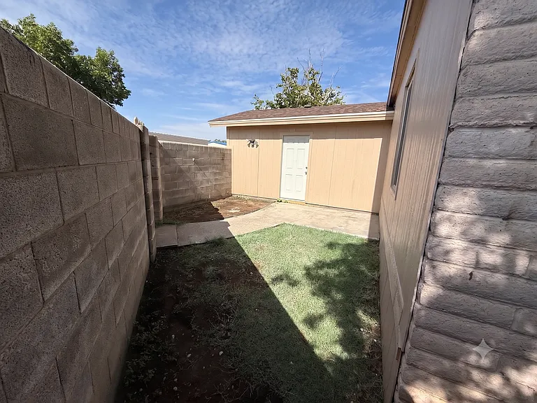 223 W Avenue J — Photo 4
