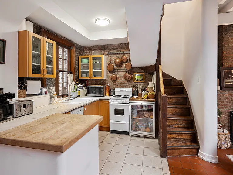 61 Perry St #CARRIAGE — Photo 8