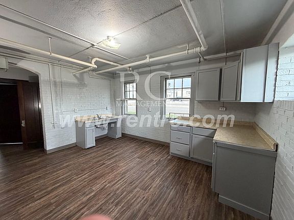 3rd image of 210-148 E Walnut St