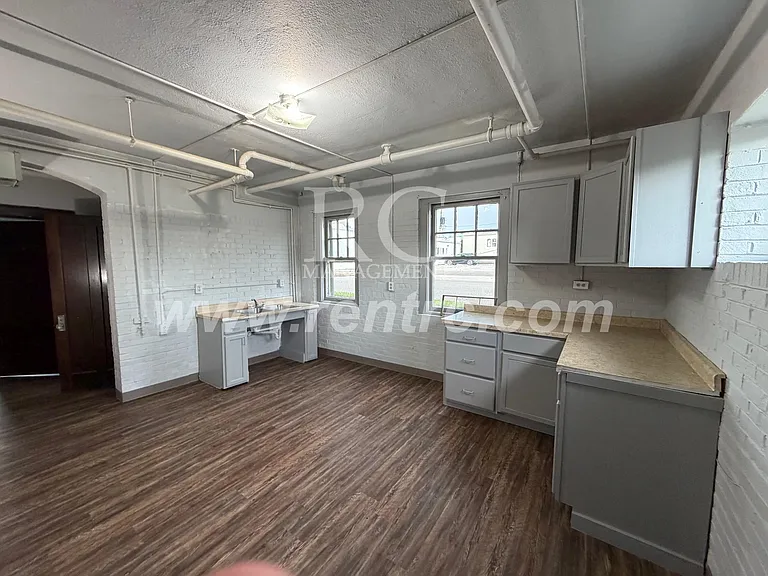 210-148 E Walnut St — Photo 3