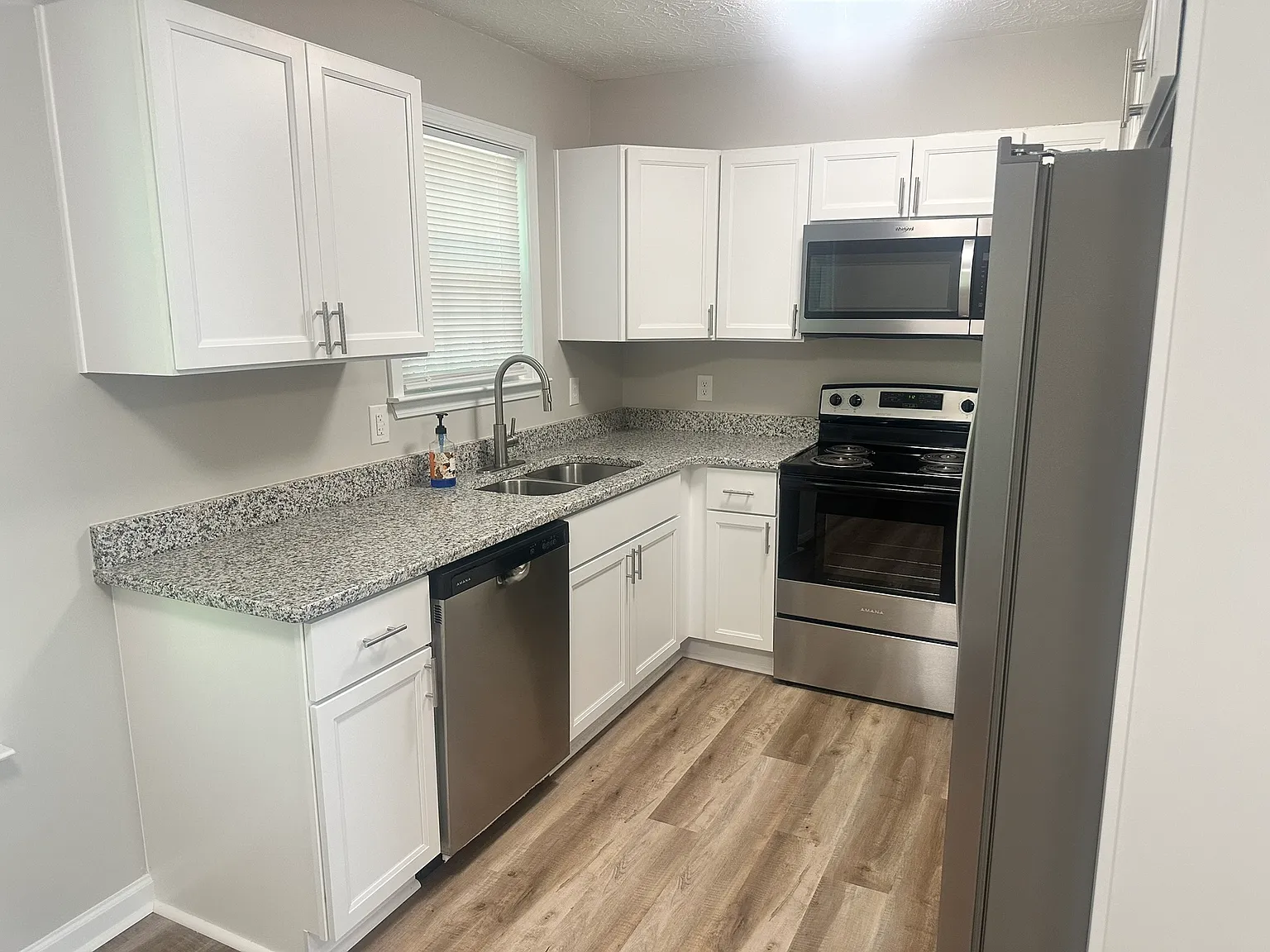 2 bed, 800 sqft, $1,425 — Photo 2