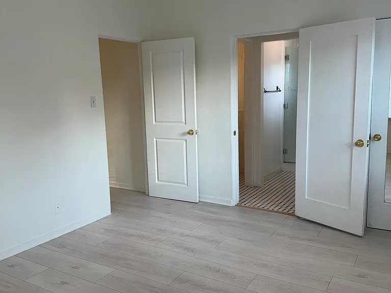 1453 1/2 N Mansfield Ave — Photo 15