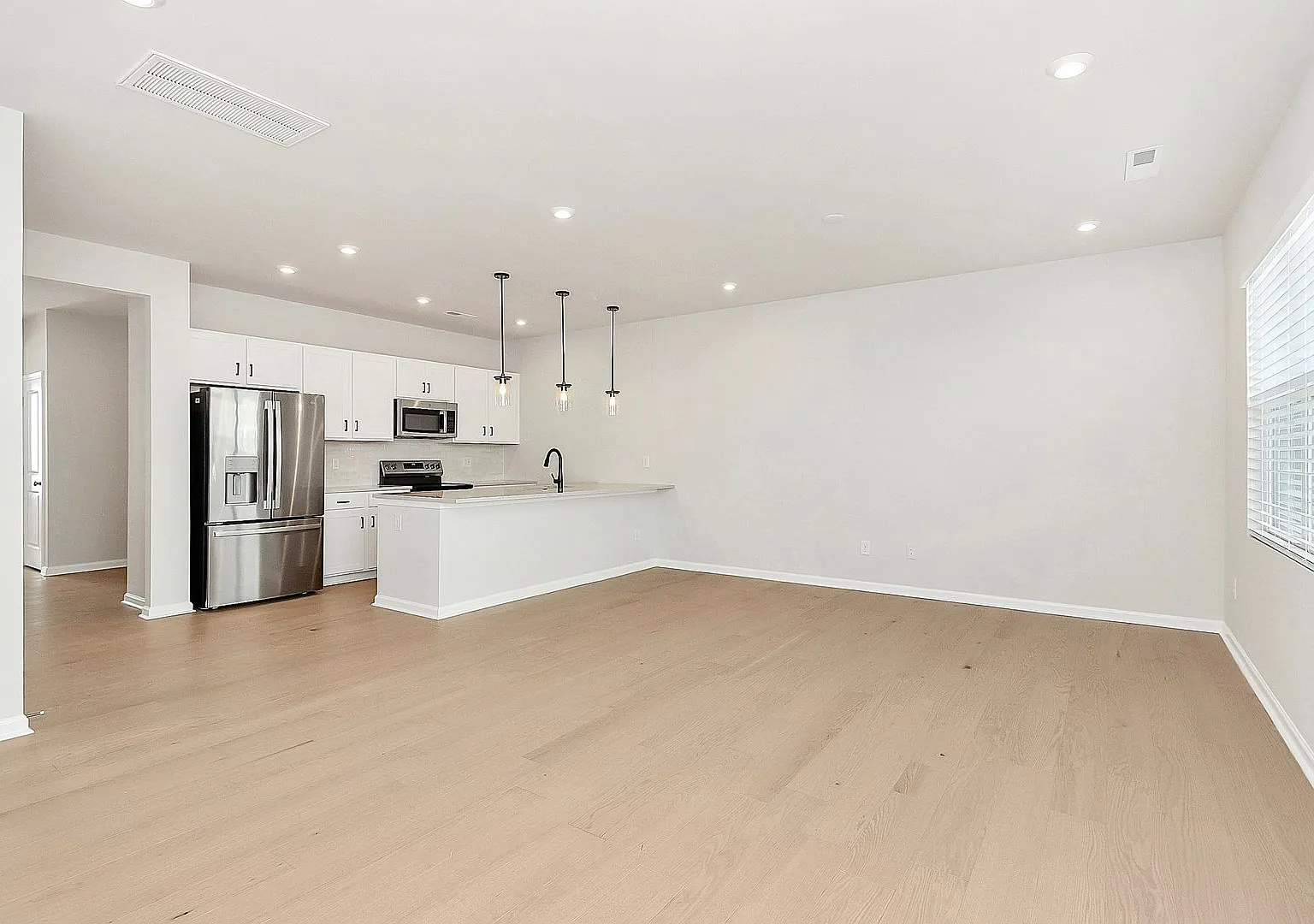 Beautiful Three Bedroom Townhome in Fifteen Cannon Community! — Photo 3