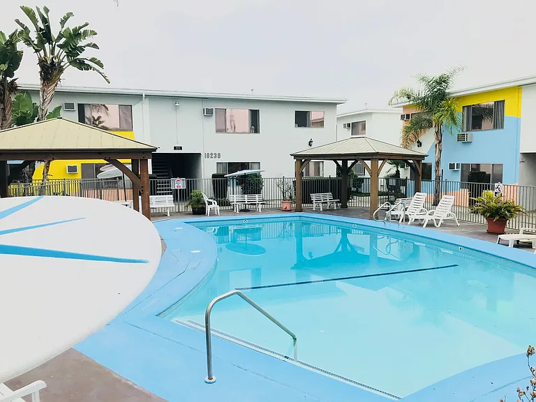 Eden Roc Apartments — Photo 10