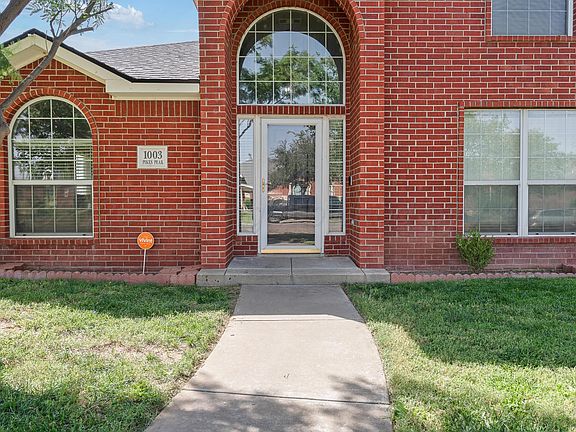 3rd image of 1003 Pikes Peak Dr