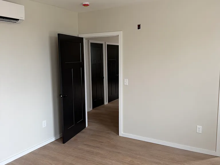 1568 Lonsdale Ave #1 — Photo 8