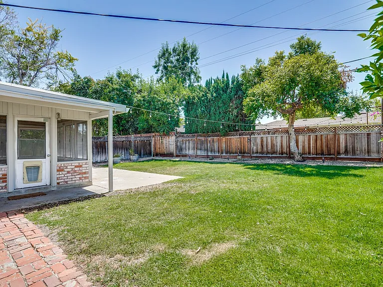 1572 Tobias Dr — Photo 30
