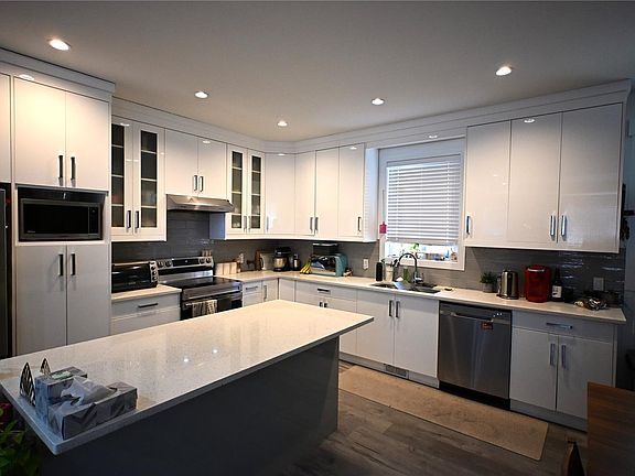 5th image of 1656 Roberta Rd S