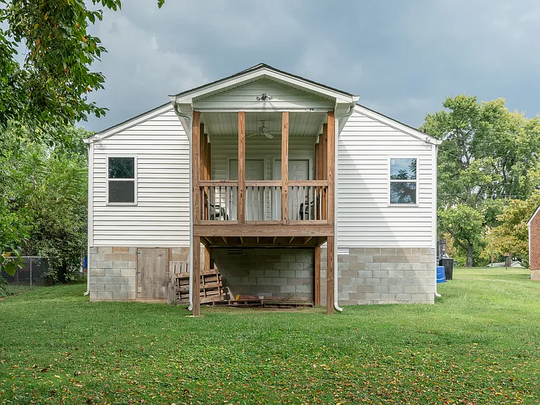 Fairlane Dr — Photo 23