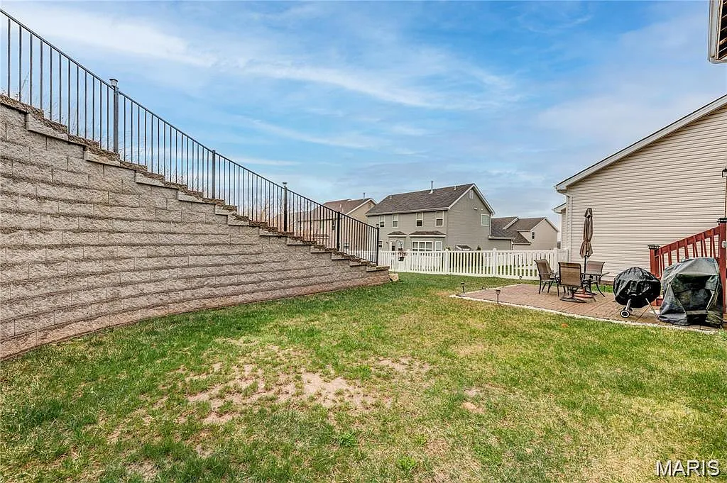 3 bed, 2.5 bath, 1720 sqft, $2,500 — Photo 2