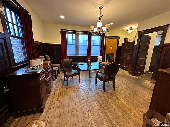 4th image of 677 Atkinson St