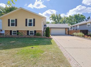 819 Robinson Ave, Streamwood, IL 60107
