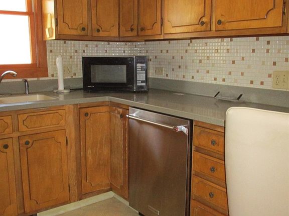 5th image of 402 Iroquois St