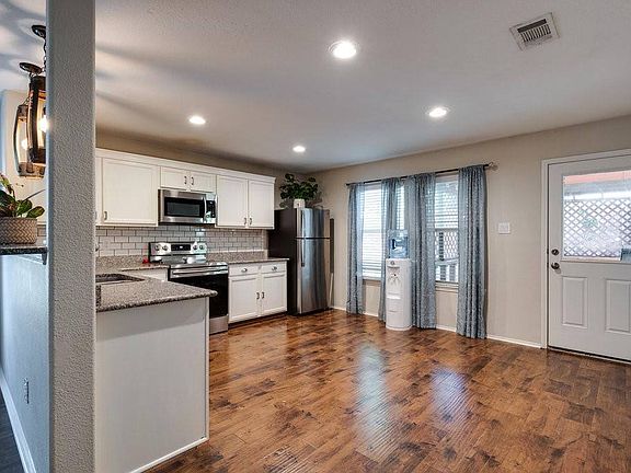3rd image of 401 Emerald Creek Dr