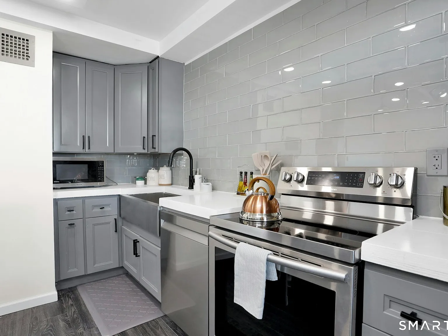 44 Strawberry Hill Ave — Photo 4
