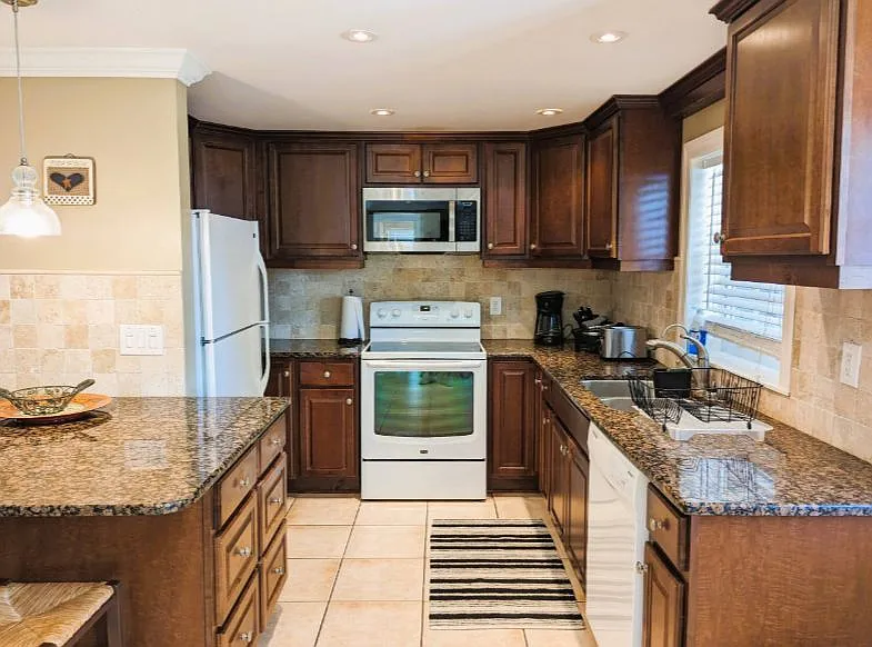 3 bed, 2.0 bath, 1376 sqft, $1,850 — Photo 3
