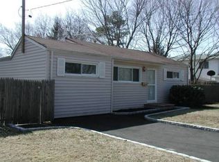 28 19th Ave, Bay Shore, NY 11706