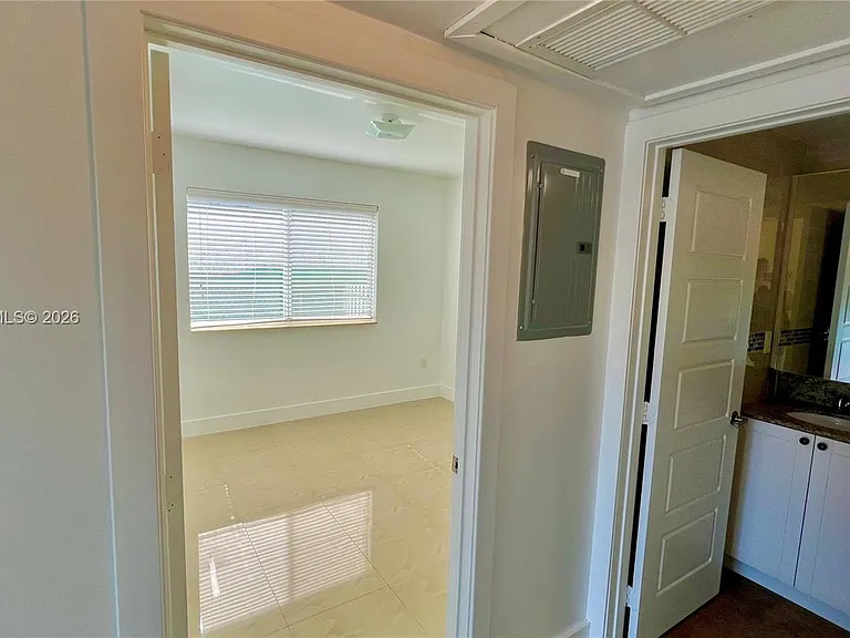 8227 Crespi Blvd #4 — Photo 16