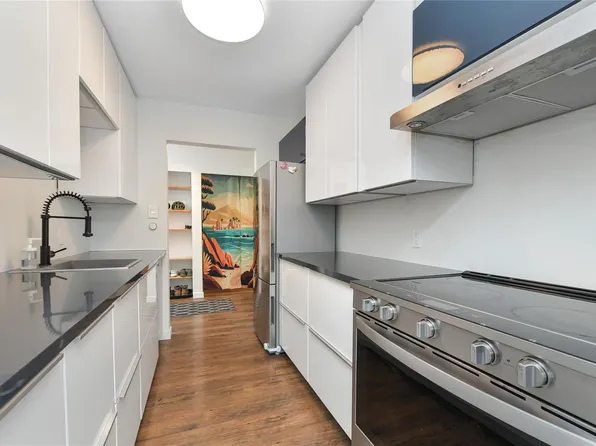 955 Dingley Dl #208, Esquimalt, BC V9A 5R6