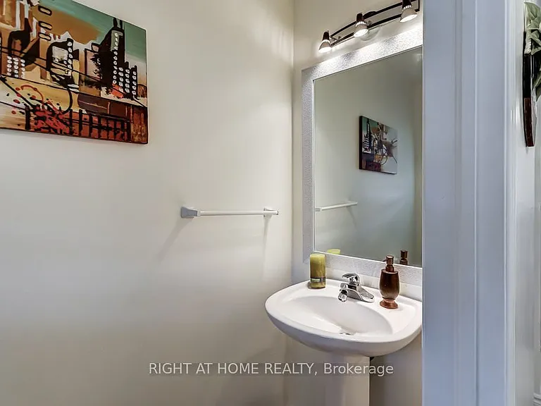 402 Lausanne Cres — Photo 15