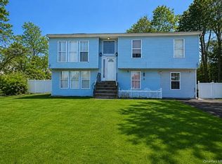 54 Beacon St, Shirley, NY 11967