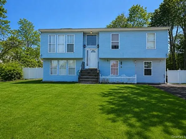 54 Beacon Street, Shirley, NY 11967
