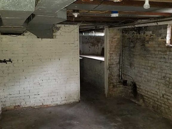 3rd image of 124 W 15th St