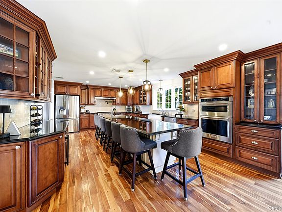 3rd image of 1536 Winganhauppauge Road