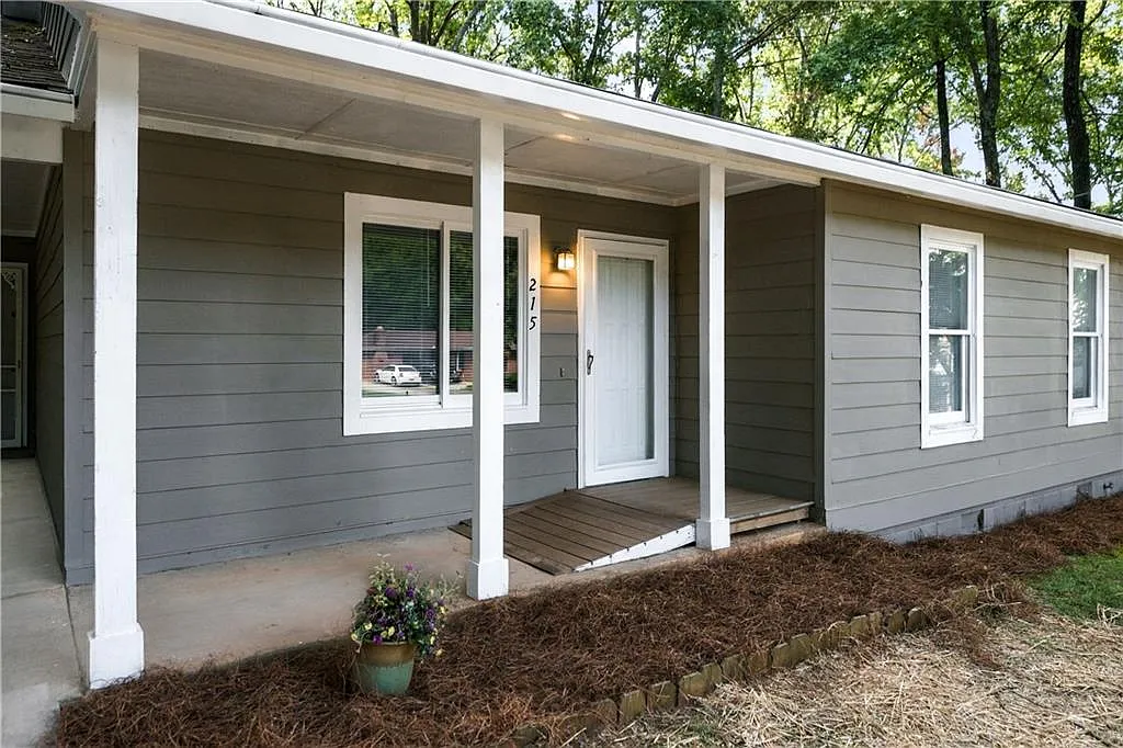 3 bed, 1.0 bath, 1035 sqft, $1,700 — Photo 2