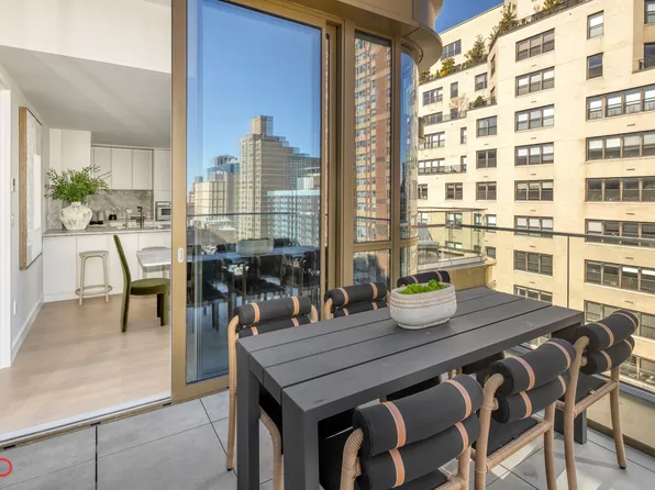 250 East 25th Street image 8 of 27