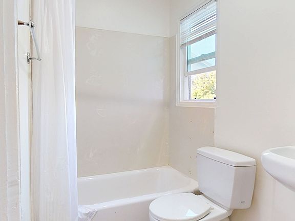 4th image of 454 34th St APT 32
