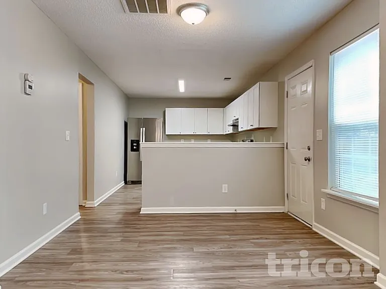 121 Eagle Pointe Dr — Photo 4
