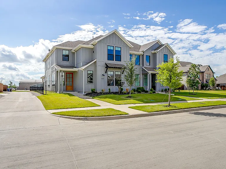 2113 Domingo Dr — Photo 2