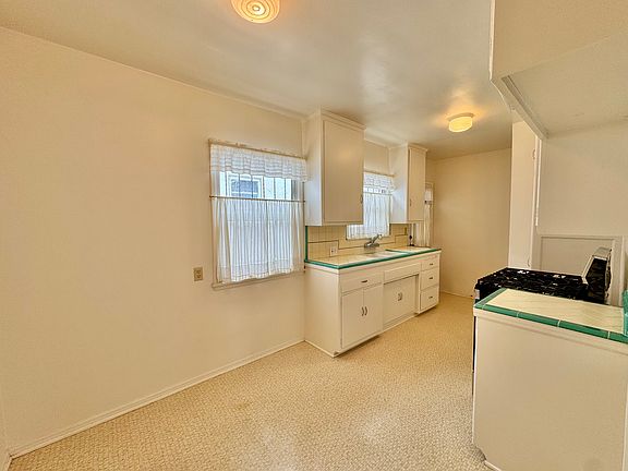 5th image of 3446 Edgehill Dr