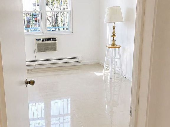 3rd image of 15524 Locke Ave Floor 1