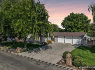 208 S Ravenswood Dr, Meridian, ID 83642