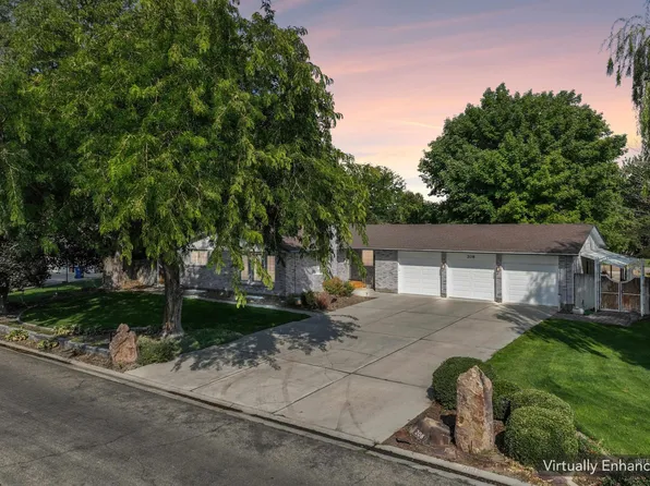 208 S Ravenswood Dr, Meridian, ID 83642