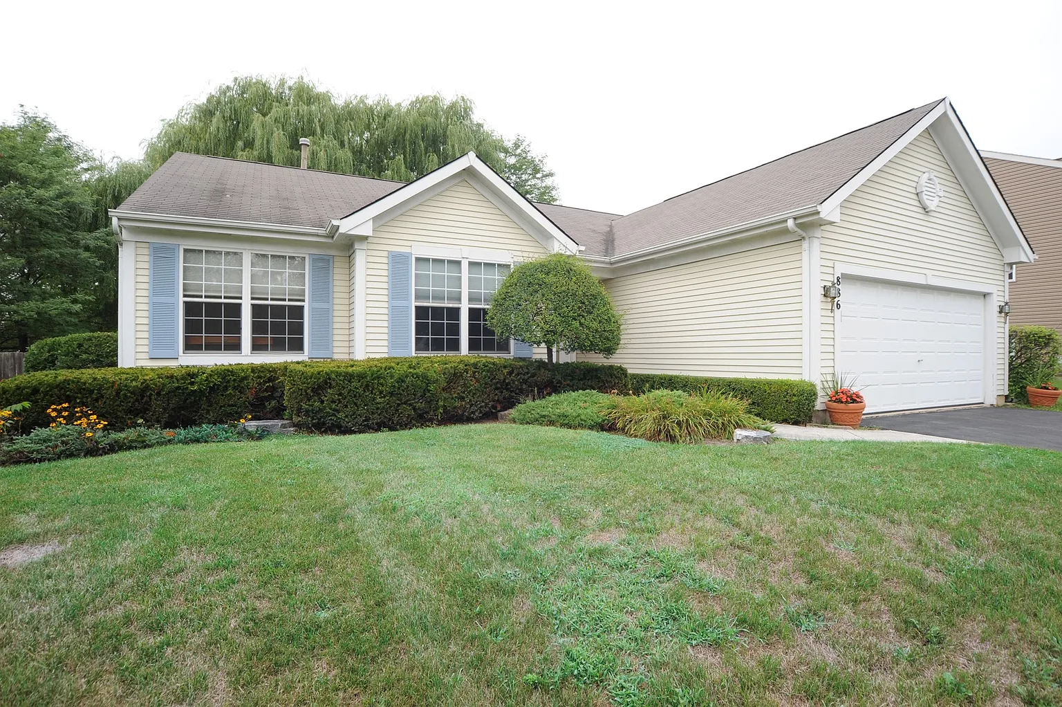 886 Breeze Dr photo 1