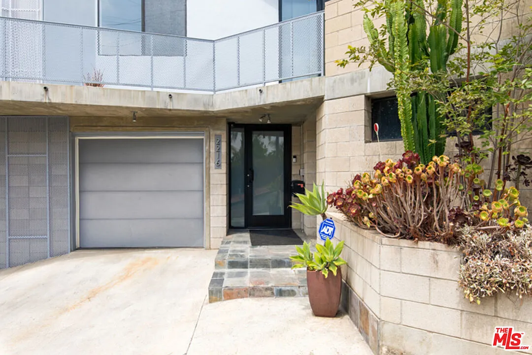 3 bed, 3.5 bath, 2616 sqft, $8,000 — Photo 2