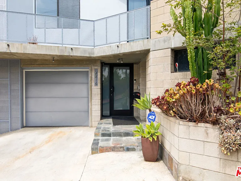 2216 Bancroft Ave — Photo 2