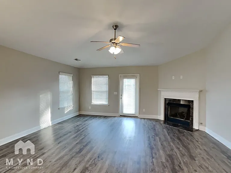 566 Waterford Ln — Photo 4
