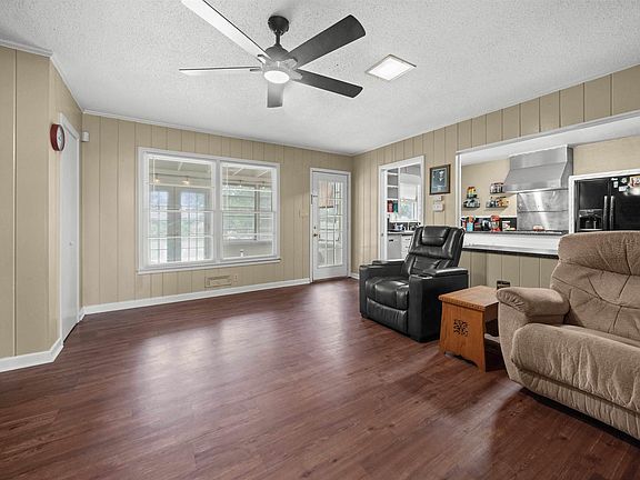 5th image of 2110 Airline Dr