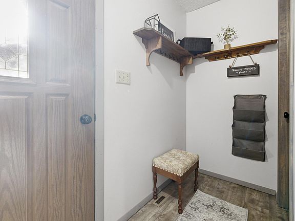 4th image of 605 10th Ave NE